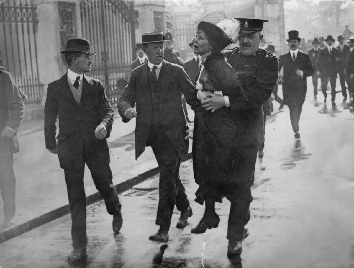 Manual de autodefensa ‘suffragette’. Cuando quedó claro que la larga campaña por el voto femenino había fracasado, una facción de las sufragistas británicas –las ’suffragettes’– pasaron a la acción directa y, con ella, a la autodefensa: aprendieron artes marciales para defenderse de la policía y de los propios peatones, organizaron pequeños atentados contra propiedades y anticiparon el situacionismo con un tutorial de protestas espectaculares.