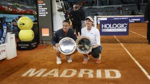 La pareja formada por las españolas Cristina Bucsa (d) y Sara Sorribes Tormo (i) tras imponerse vencedoras del Mutua Madrid Open.