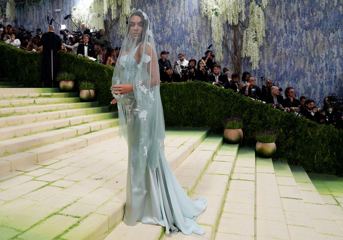 AME9328. NUEVA YORK (ESTADOS UNIDOS), 04/05/2026.- La Modelo y empresaria Georgina Rodríguez posa este lunes, durante la alfombra blanca de la Met Gala, en Nueva York (EE.UU.). La Met Gala inició con una actuación de un grupo de cantantes y bailarines que interpretó 'I Wanna Dance with Somebody', de Whitney Houston antes de dar paso a un desfile de celebridades. EFE/ Octavio Guzmán