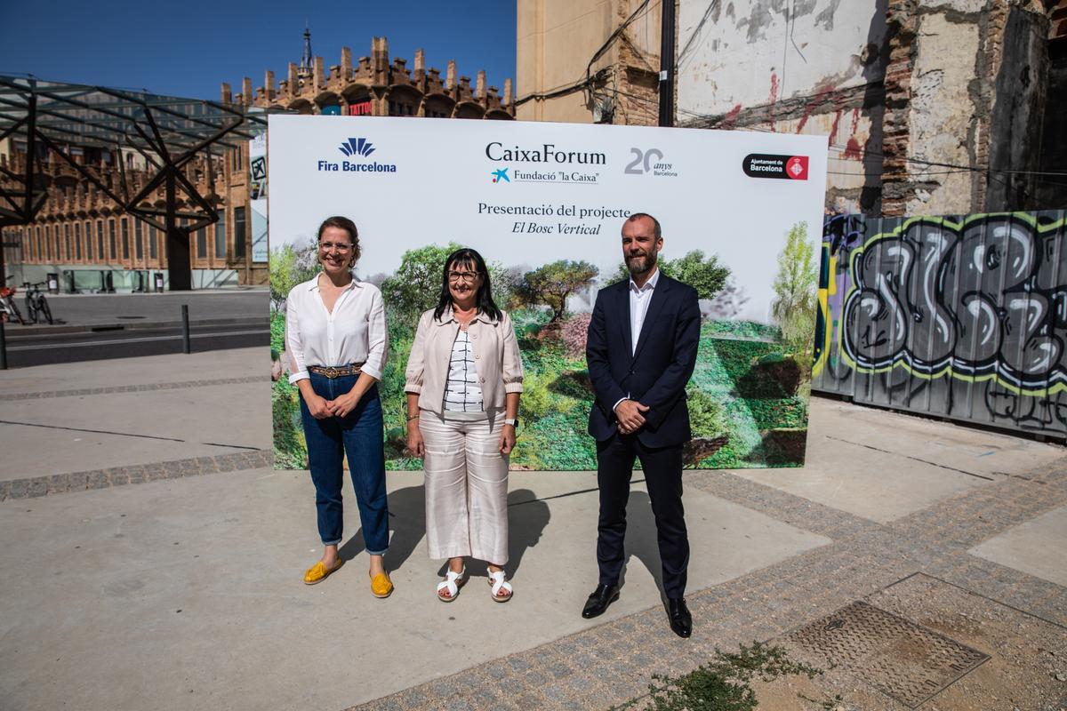 Sanz, Durán y Serra, junto a la sede de CaixaForum, este lunes.