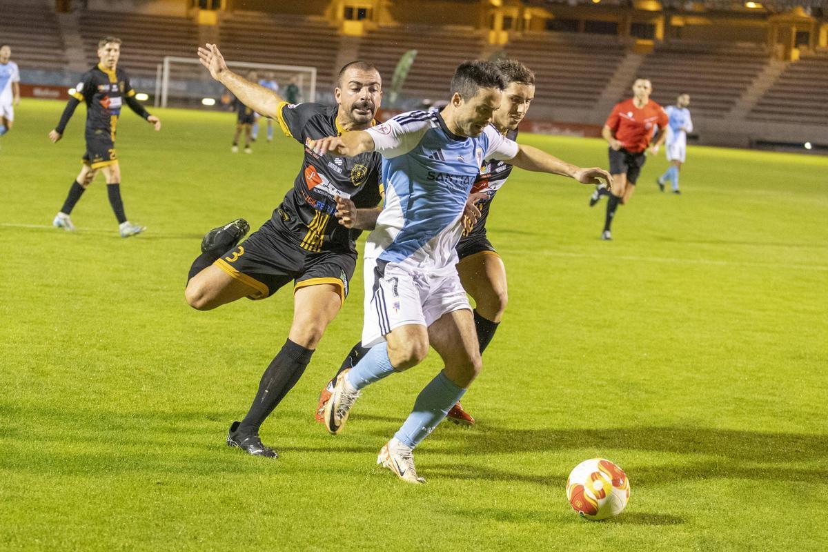 Adrián Armental pugna con dos defensores del Barbadás por la posesión del balón.