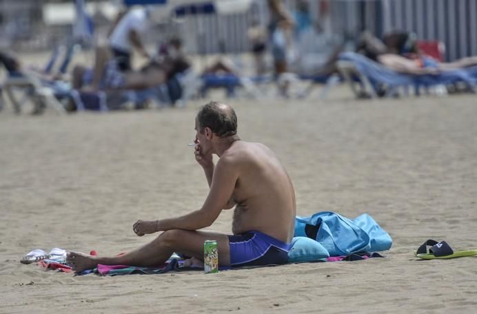 16/08/2017 LAS PALMAS DE GRAN CANARIA. La prohibición o no de fumar en Las Canteras. FOTO: J.PÉREZ CURBELO