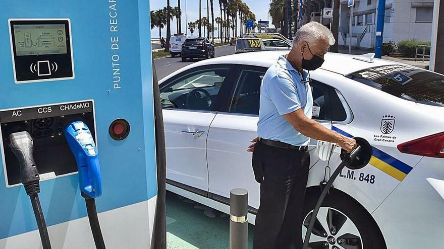 Un taxista recarga su vehículo en punto de la Avenida Marítima de Las Palmas de Gran Canaria.