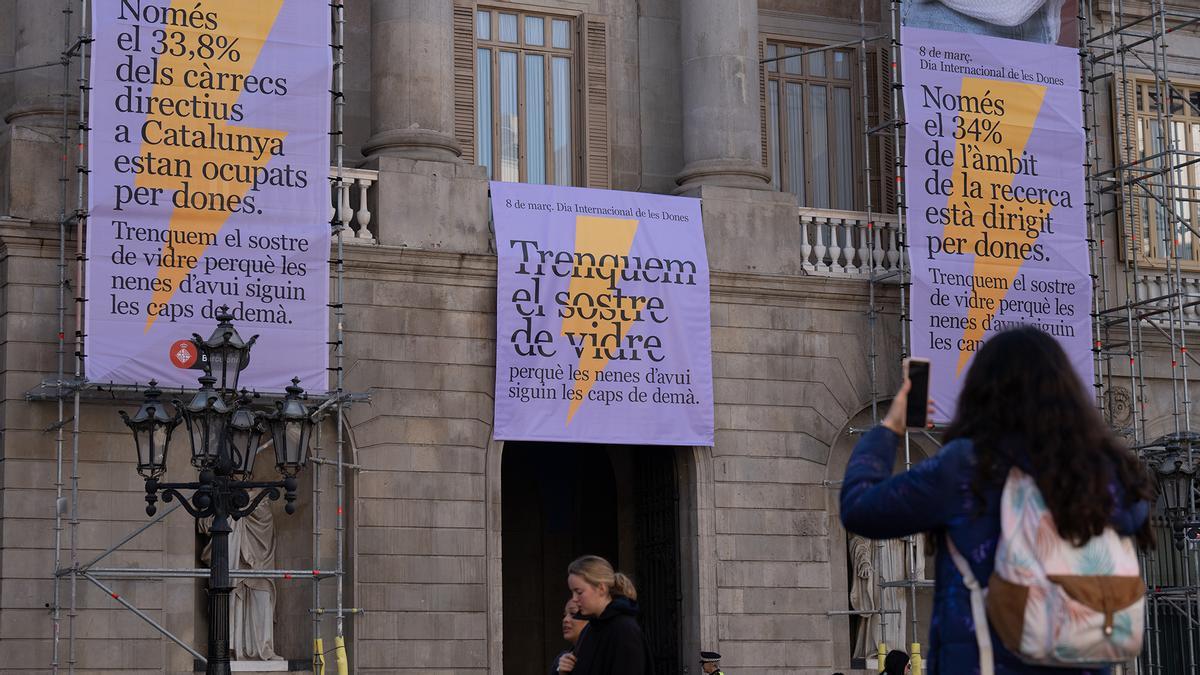 Rompamos el techo de cristal, el lema del Ayuntamiento de Barcelona por el 8M
