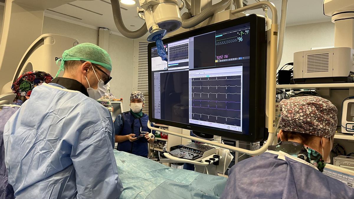 Cardiólogos del Hospital de Sant Pau implantan un marcapasos en un paciente.