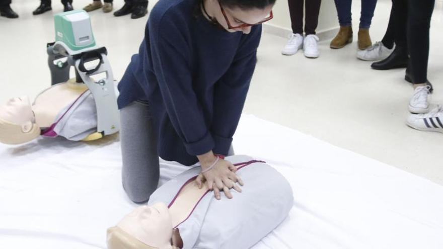 Personajes del Chuvi enseñan técnicas de reanimación cardiopulmonar.