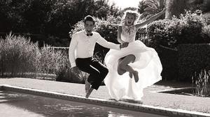 Pronovias presenta el catálogo del 2017 con Jon Kortajarena y Romee Strijd.