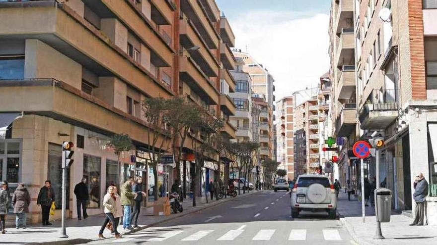 Varios peatones atraviesan el semáforo de la calle La Amargura, por donde pasó el coche.