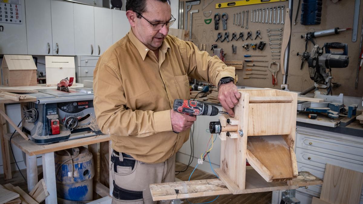 Pedro Ruiz trabaja en su taller en una máquina de machar aceitunas