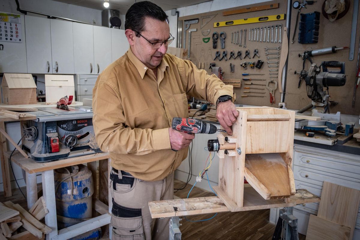 Pedro Ruiz trabaja en su taller en una máquina de machar aceitunas