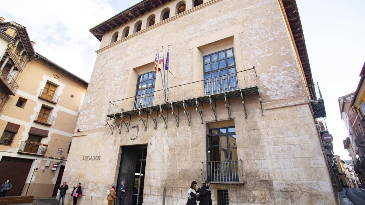 Fachada principal del Palau d'Alarcó, sede judicial de Xàtiva.