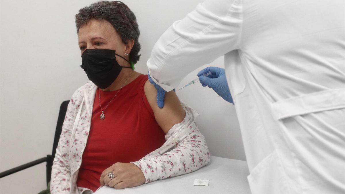 Una mujer recibe la vacuna contra el coronavirus en un centro de atención primaria de Madrid.