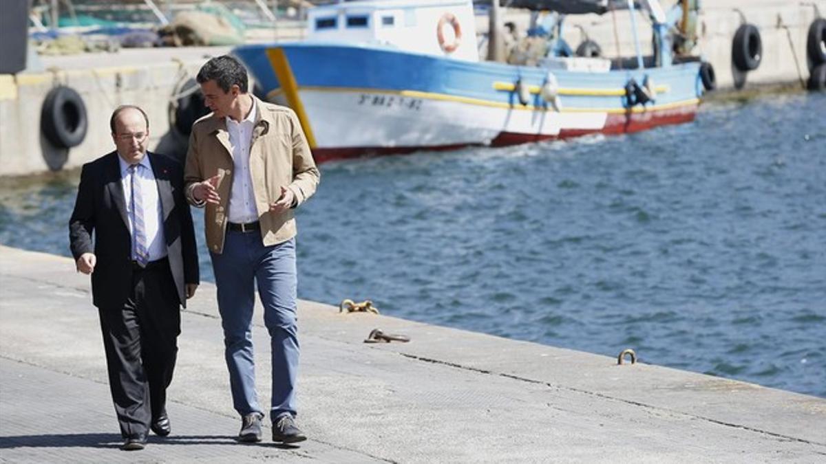 El candidato del PSC, Miquel Iceta, pasea junto al secretario general del PSOE, Pedro Sánchez, este jueves en el muelle de pescadores de la Barceloneta.