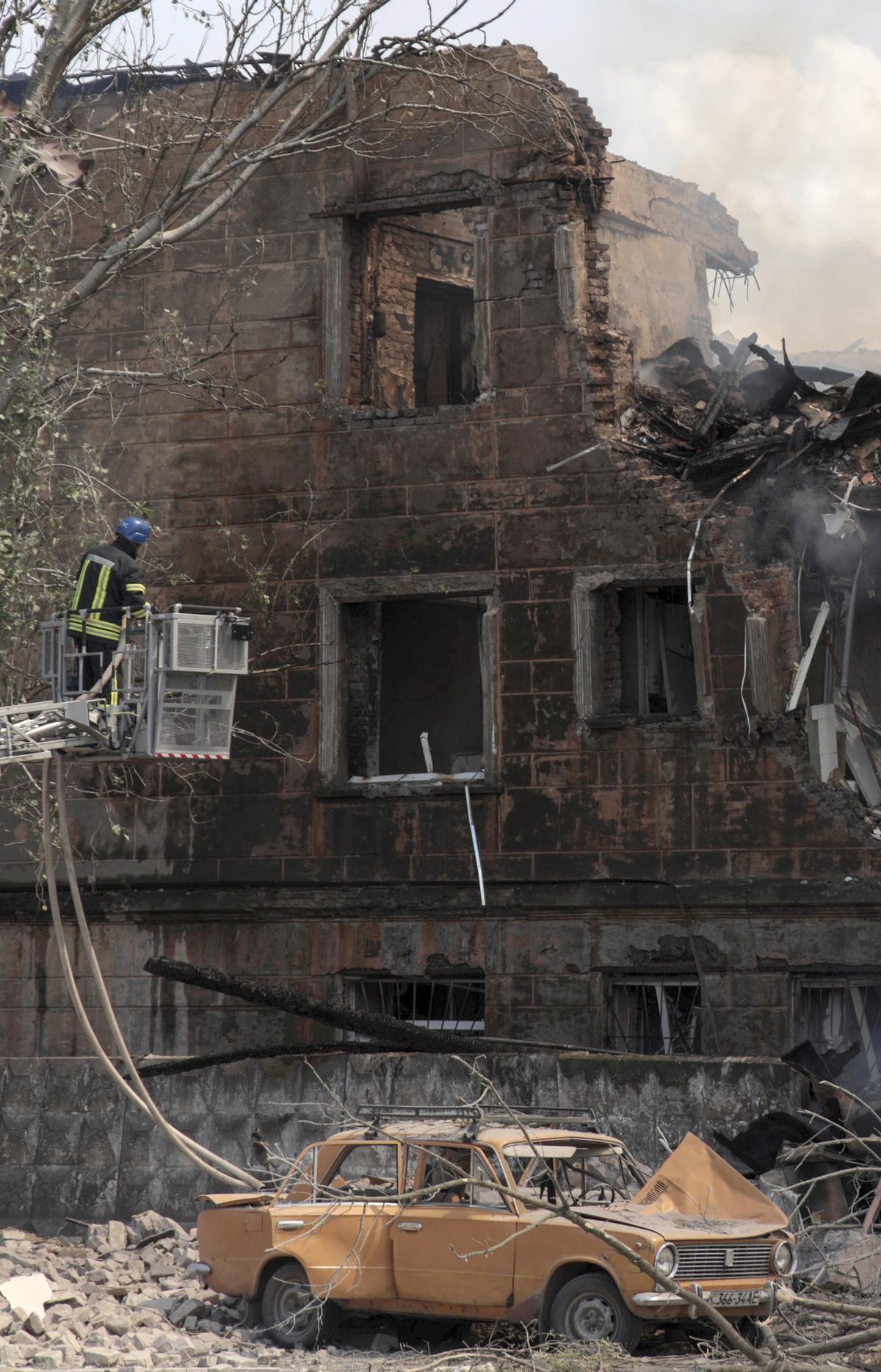 Rusia bombardea un hospital en Dnipro y causa al menos dos muertos