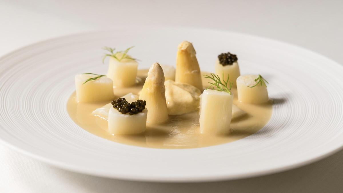 Los espárragos con caviar de Areia (Marbella).