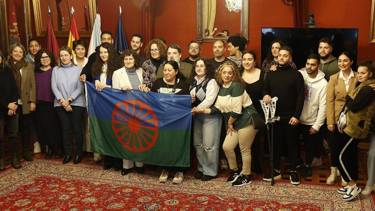 Foto de grupo de la recepción ofrecida a los representantes del pueblo gitano en el Pazo de Raxoi