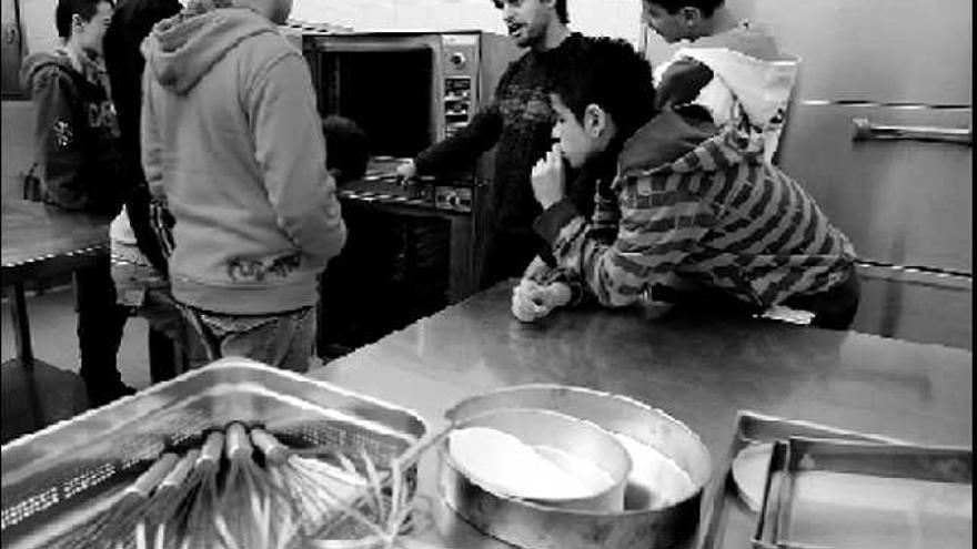 El profesor Ramón Galdrán con alumnos del IES Virgen del Remedio en el aula de Panadería-Repostería del centro