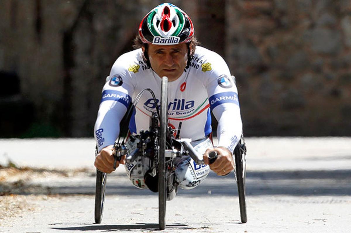 L’expilot de fórmula 1 Alessandro Zanardi, que va perdre les cames en un accident de cotxe, es prepara per als Jocs Paralímpics del 2012, a Pàdua (Itàlia).