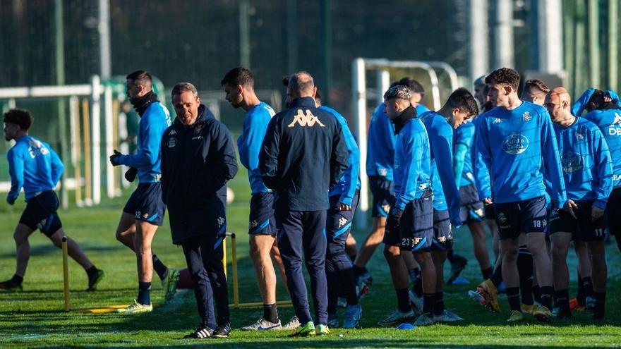 Óscar Cano, rodeado de los jugadores durante el entrenamiento del martes en Abegondo. |  // CASTELEIRO / ROLLER AGENCIA