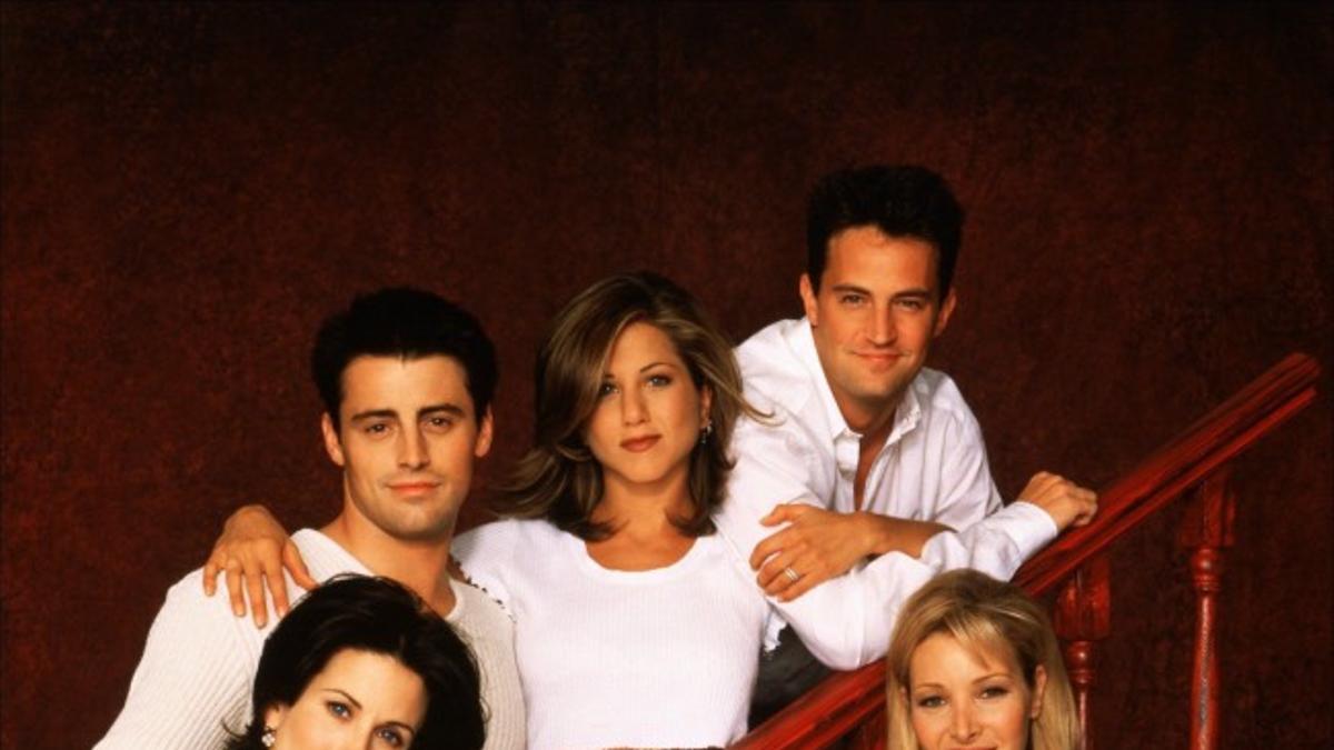 Reparto de Friends con camisa blanca y vaqueros