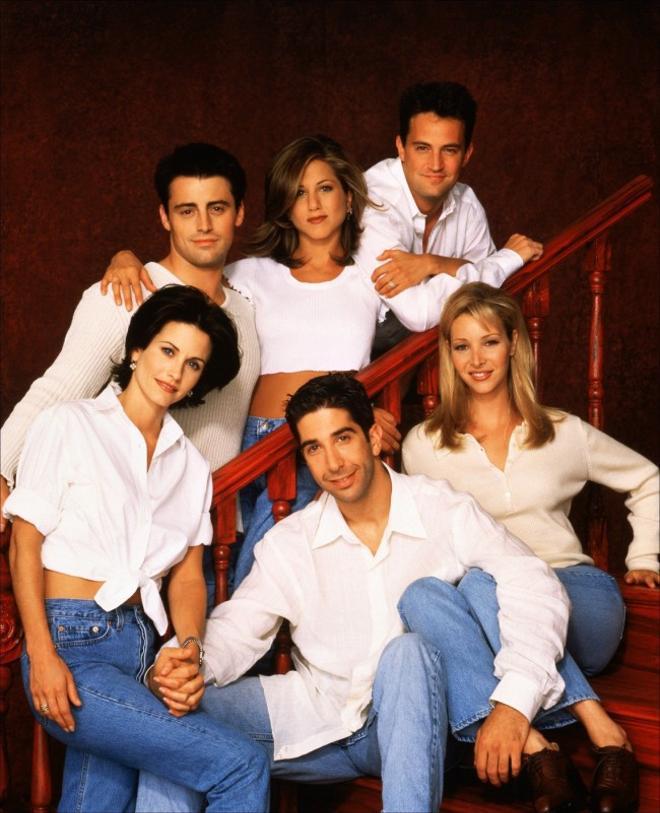 Reparto de Friends con camisa blanca y vaqueros