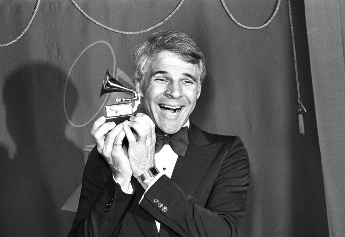 Steve Martin con el Grammy que ganó por su álbum &quot;A Wild And Crazy Guy&quot; en 1979.
