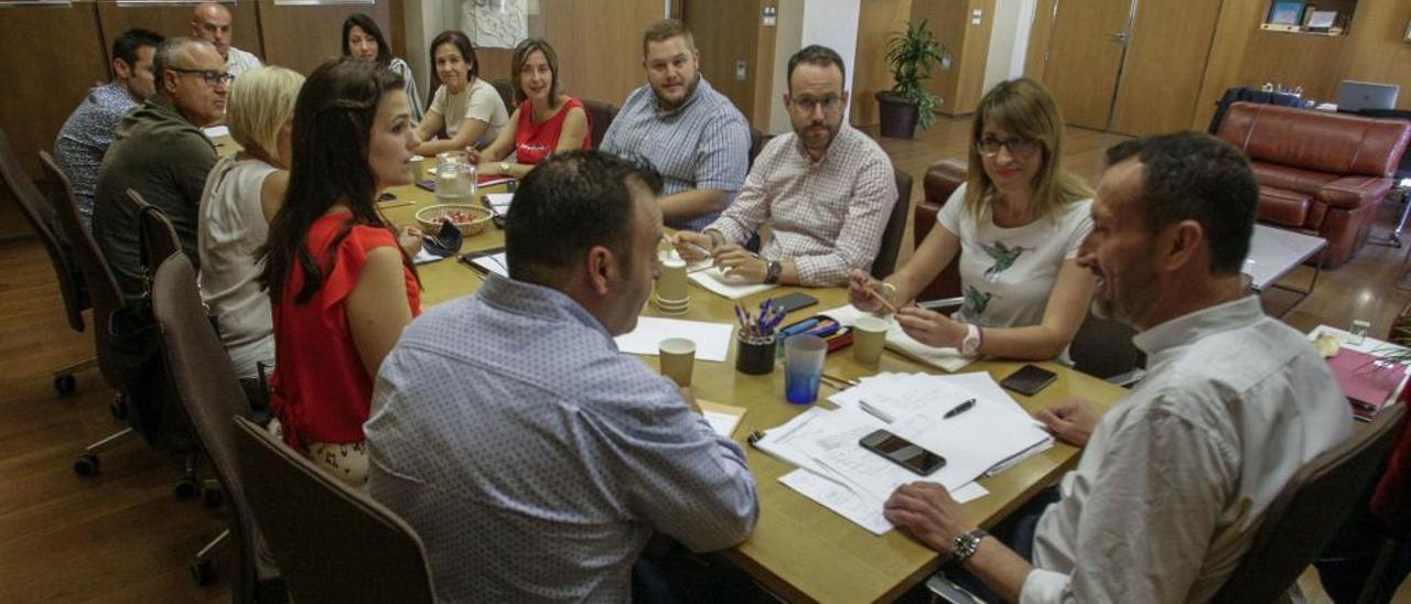 Los concejales socialistas del nuevo equipo de gobierno del Ayuntamiento, durante su primera reunión del mandato, ayer en Alcaldía.