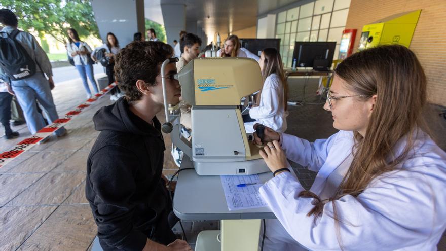 Alumnos de óptica de la UA realizan revisiones oftalmológicas en el campus