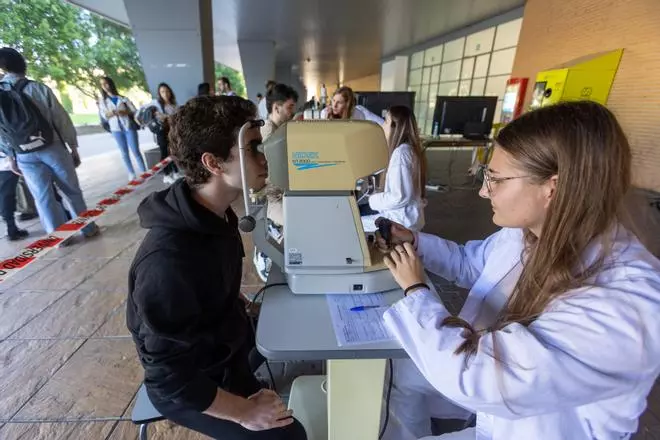 Alumnos de óptica de la UA realizan revisiones oftalmológicas en el campus