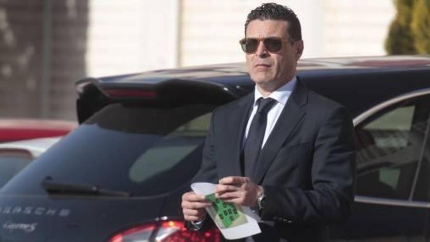 Amadeo Salvo sale de la reunión con una nota con nombres.