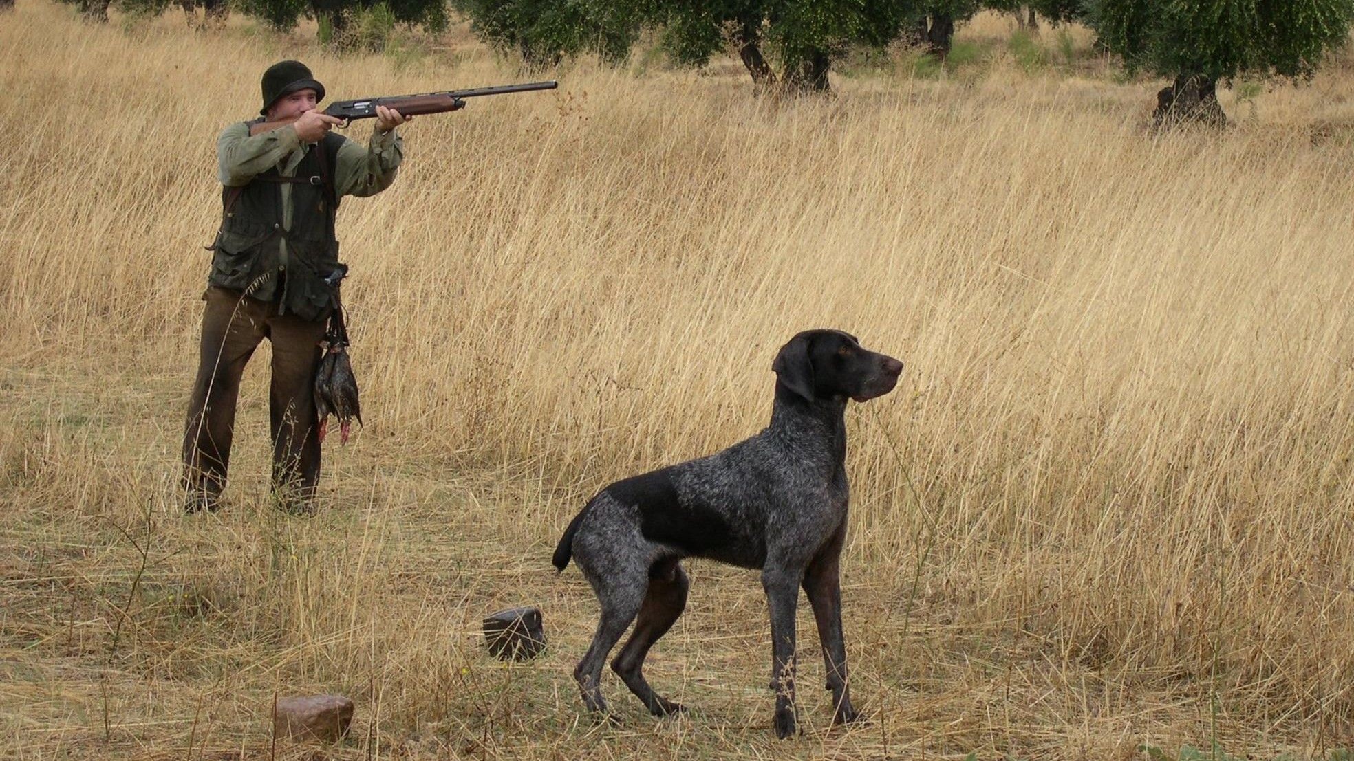 Un cazador junto a su perro.