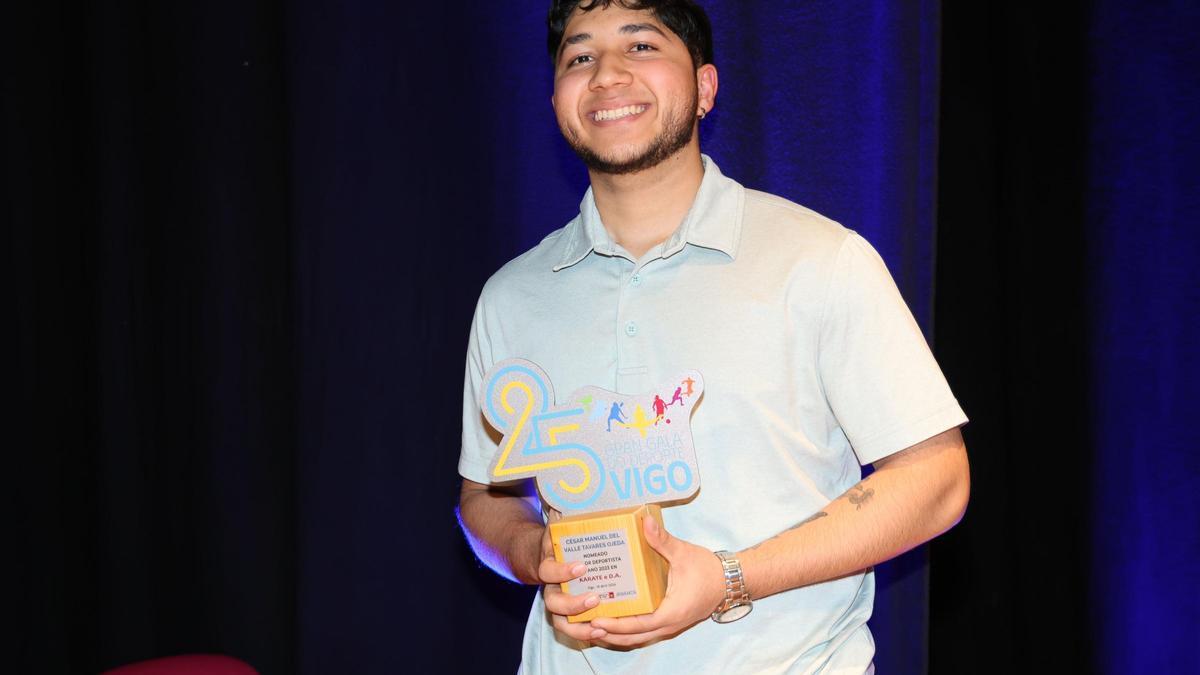 Zadquiel  Chávez, con el premio de su compañero César Manuel del Valle.