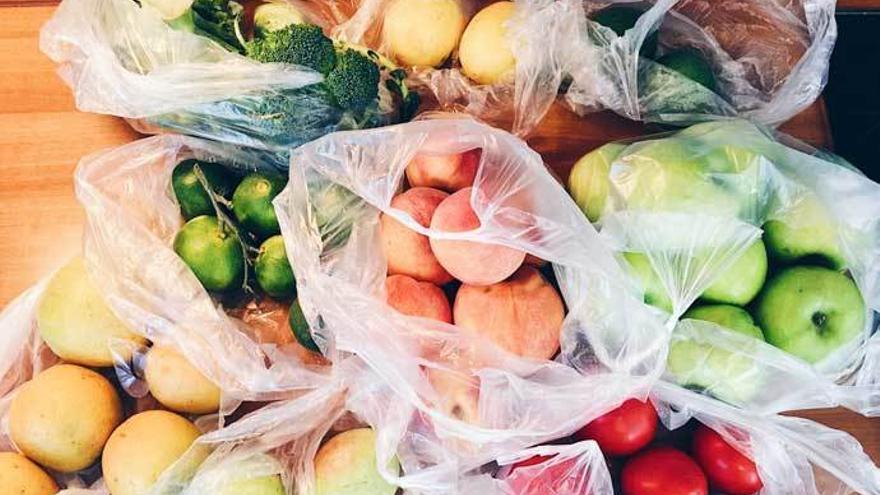 El truco para organizar las bolsas de plástico de la compra y que no ocupen espacio (solución aesthetic)