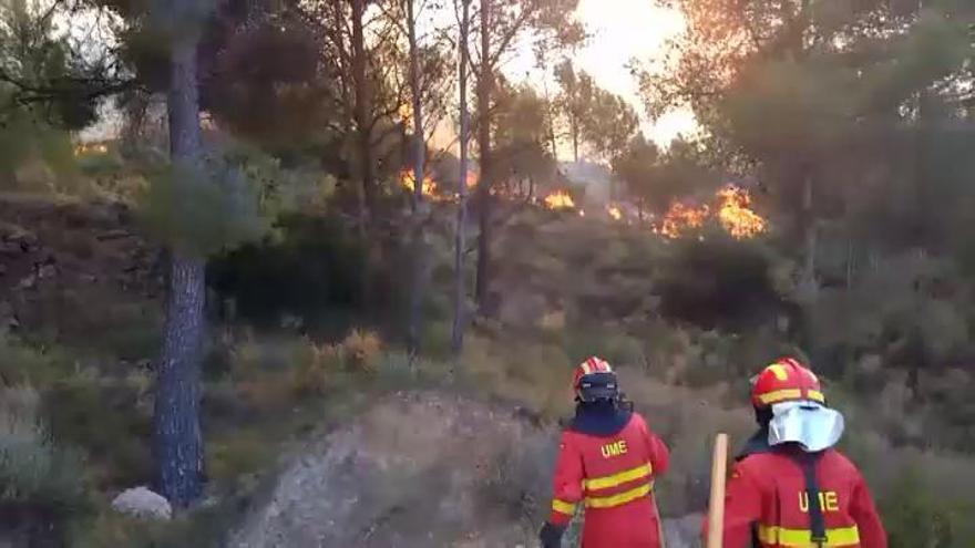 El viento complica las labores de extinción en Sierra Calderona