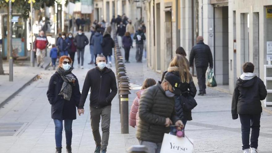 Gent passejant per Girona, aquest mes de març.  | ANIOL RESCLOSA