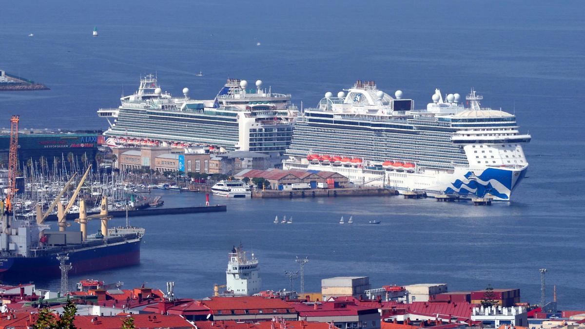Los trasatlánticos «Ventura» y «Sky Princess» atracados hoy en Vigo