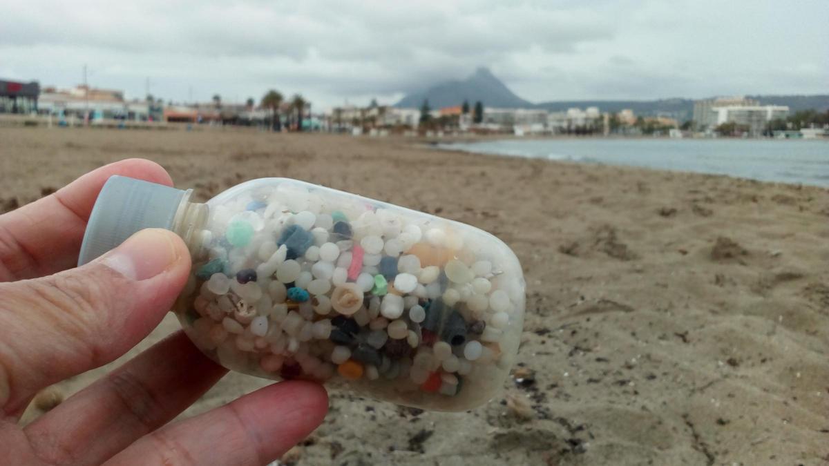 Pellets retirados en la playa del Arenal de Xàbia