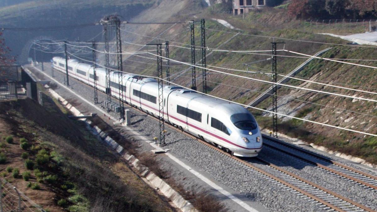 Un tren d’alta velocitat entre Girona i Figueres, en una imatge d’arxiu