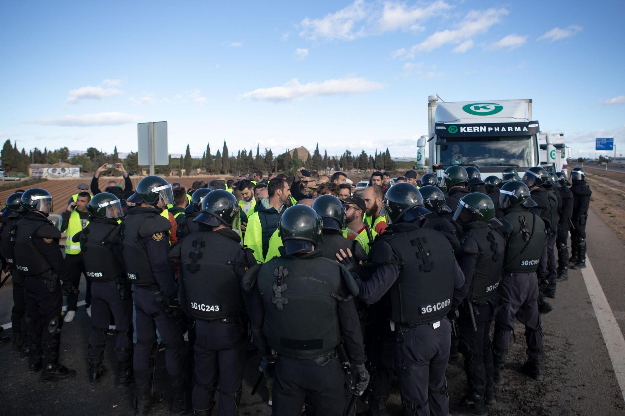 FOTOS: Las protestas de los agricultores desalojados de la AP-7 entre San Javier y Los Alcázares, en imágenes