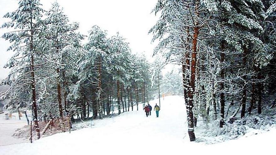 La Estación de Esquí de Manzaneda ya está cubierta de nieve y en Ourense el frío y la lluvia obligaron a la gente a ponerse ropa de abrigo.