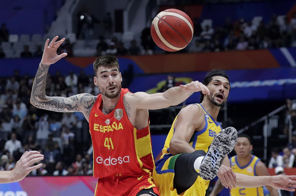 Jakarta (Indonesia), 28/08/2023.- Juancho Hernangomez of Spain (L) in action during the FIBA Basketball World Cup 2023 group stage match between Brazil and Spain in Jakarta, Indonesia, 28 August 2023. (Baloncesto, Brasil, España) EFE/EPA/MAST IRHAM