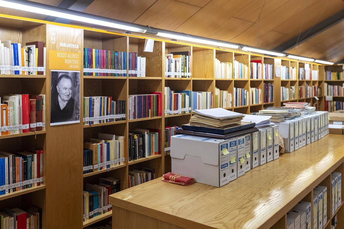 Sección reservada a Alonso Montero na biblioteca da Deputación de Ourense.