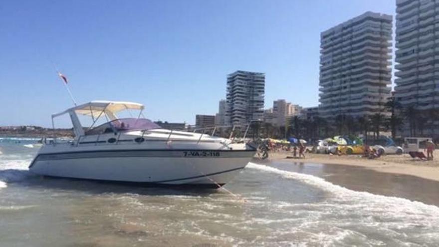 Un yate varado en la Playa de San Juan