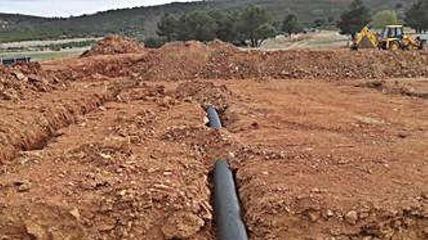 Tuberías en la parcela donde se instalará la macrogranja.