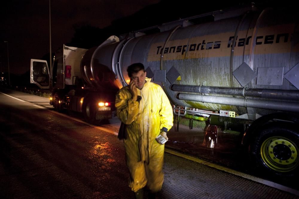 Una fuga de un camión cisterna obliga a cortar las salidas de Gijón hacia la "Y"
