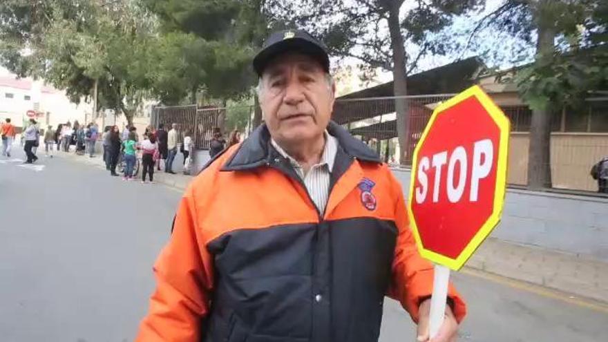 Voluntarios regulan el tráfico en los colegios de San Gabriel