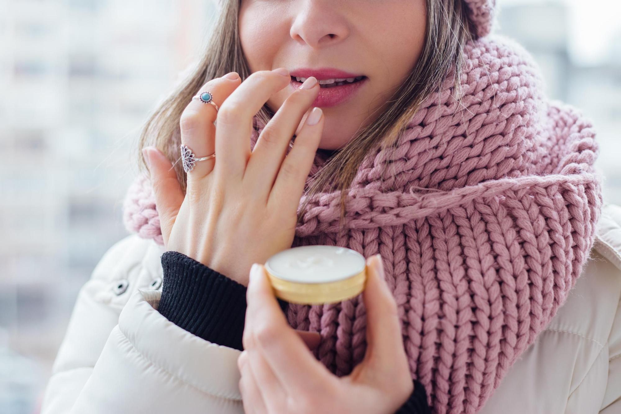 Cómo mantener los labios hidratados, suaves y saludables durante la temporada invernal