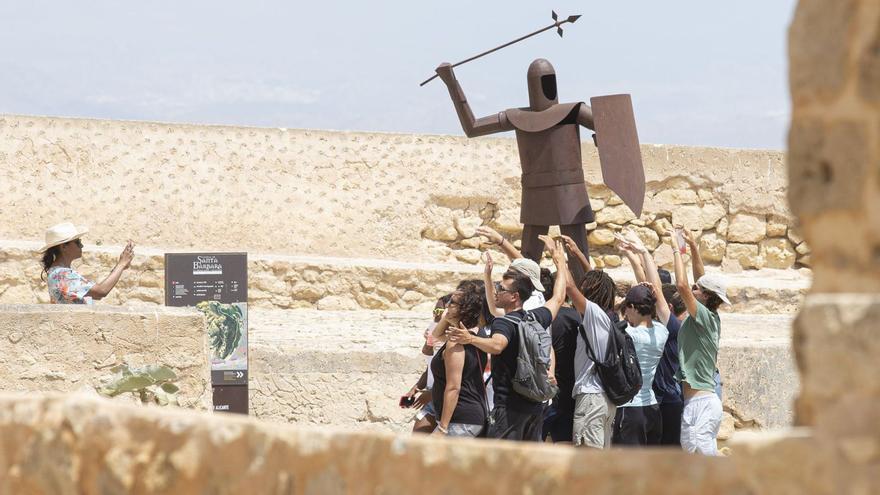 El verano es la época del año en la que el Castillo de Santa Bárbara recibe mayor afluencia de visitantes.