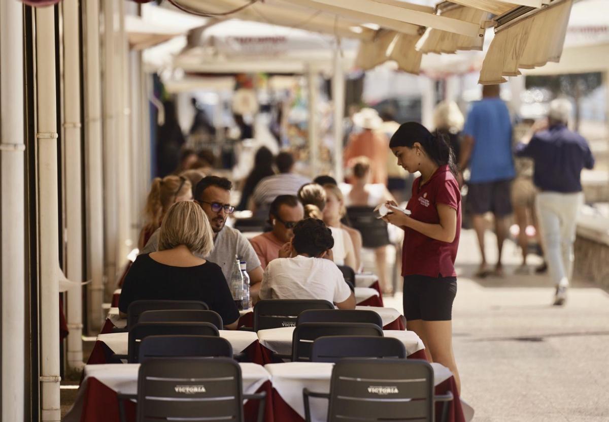 Una trabajadora en un establecimiento de hostelería en Málaga. de Málaga. | ÁLEX ZEA