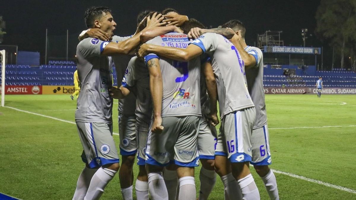 Los jugadores del 12 de Octubre celebran un gol.